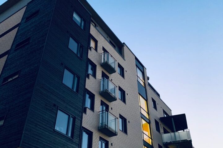 Sahanlık İşgali ve Kat Holüne Eşya Koyma: Komşunuza Karşı Açılacak Davanın Yargıtay Kararları Işığında Tam Rehberi